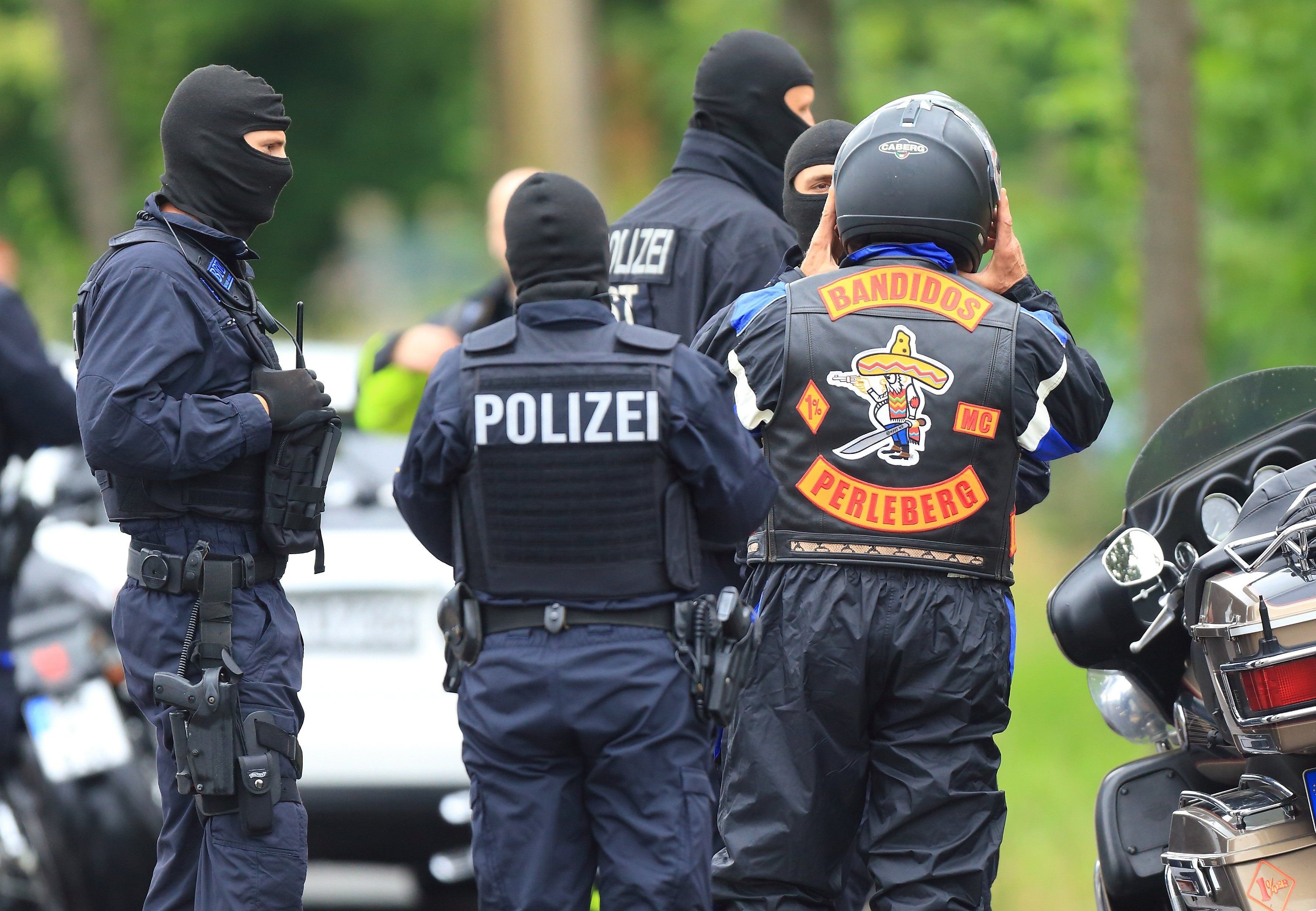 Polizeibeamte mit Sturmhauben überprüfen Teilnehmer eines Motorradfahrertreffens im Südwesten von Magdeburg.