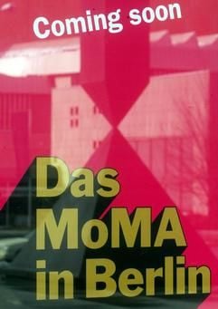 Die Skulptur "Broken Obelisk" des US-Künstlers Barnett Newman (1905-1970) spiegelt sich vor der Neuen Nationalgalerie in Berlin im Glas über dem Plakat zur Ausstellung "Das MoMA in Berlin". (Foto: ddp)