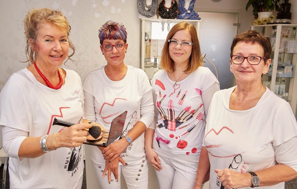 Hannelore Pinternagel (links) wagte schon zu DDR-Zeiten den Weg in die Selbstständigkeit. Hier mit ihren Mitarbeiterinnen (von links) Sylke Hahnemann, Jane Ohmann und Christine Oßendorf.