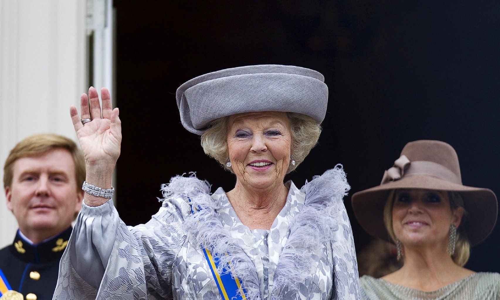 Königin Beatrix der Niederlande mit Prinz Willem-Alexander (l.) und Prinzessin Maxima (r.).