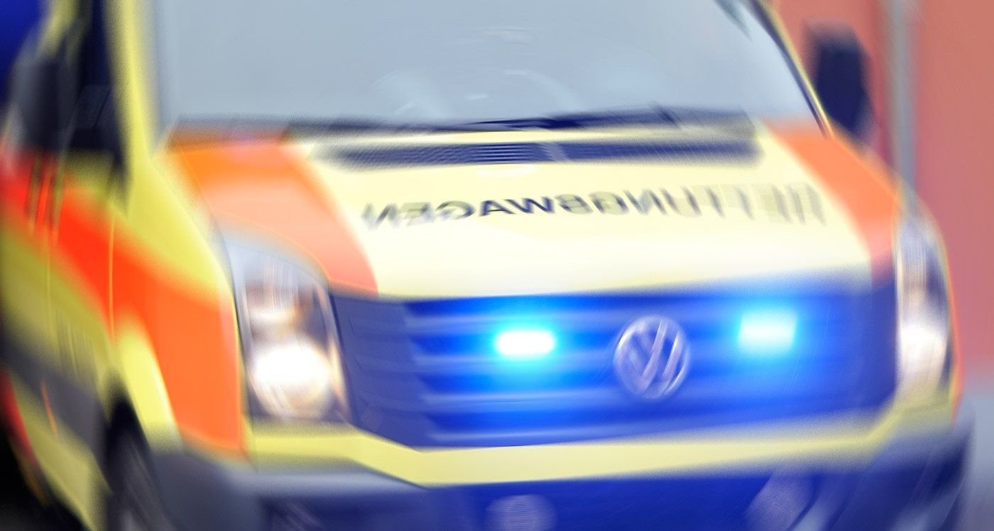 Ein Fahrzeug des DRK-Rettungsdienstes rückt mit Blaulicht zu einem Einsatz aus.