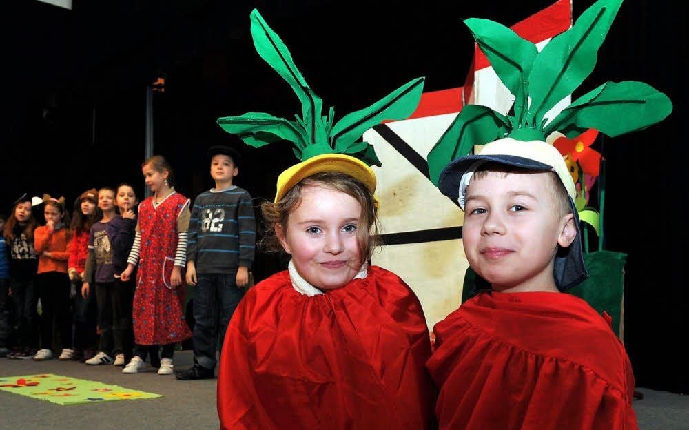 Rüberich Florian Uhlworm (r.) mit der Rübeline Charlotte Arlt vor den anderen Schauspielern.