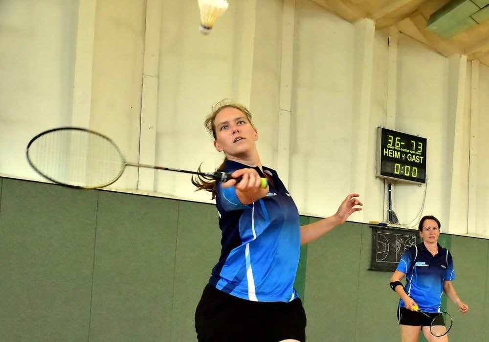 Ulrike Prinz (Mitte) bestreitet mit VSG-Teamkollegin Sandra Hantsch ein Doppel-Match.