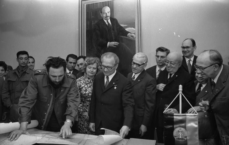 Fidel Castro (l.) überreicht nach der Unterzeichnung eines Kommuniques am 19. Juni 1972 Erich Honecker (Mitte) eine Landkarte der Republik Kuba. Sie zeigt eine Insel, die den Namen „Ernst Thälmann“ trägt und deren Südseite „Strand DDR“https://creativecommons.org/licenses/by-sa/3.0/de/deed.en heißt.