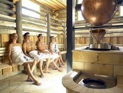 Hightech und rustikales Ambiente dicht beieinander: Zu den Wellnessangeboten der Therme Aqua Dome im Tiroler Ötztal gehört auch diese «Loftsauna». (Foto: dpa)