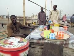 Am Strand von Victoria Island in Lagos bieten Verkäufer früh morgens Kaffee und Tee an. (Foto: dpa)