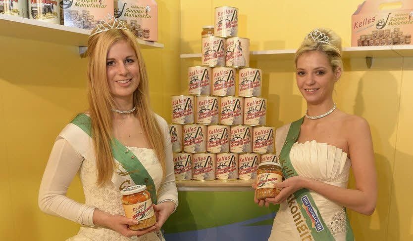 Paula Löba (links) und Josefine Schneider stellen Suppen der Firma Kelle vor.