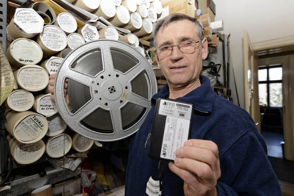 Filmvorführer Edmund Lening zeigt den Umstieg von der Rolle auf die Festplatte. Es ist eine Umstellung, aber auch eine Erleichterung, sagt er.