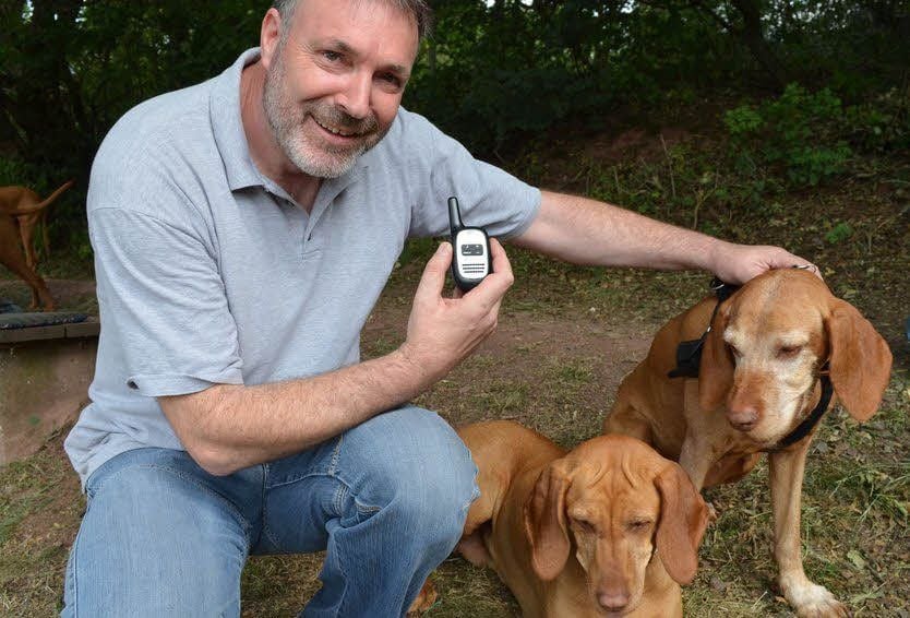 Detlef Krüger mit seinen Hunden und Walkie-Talkie.