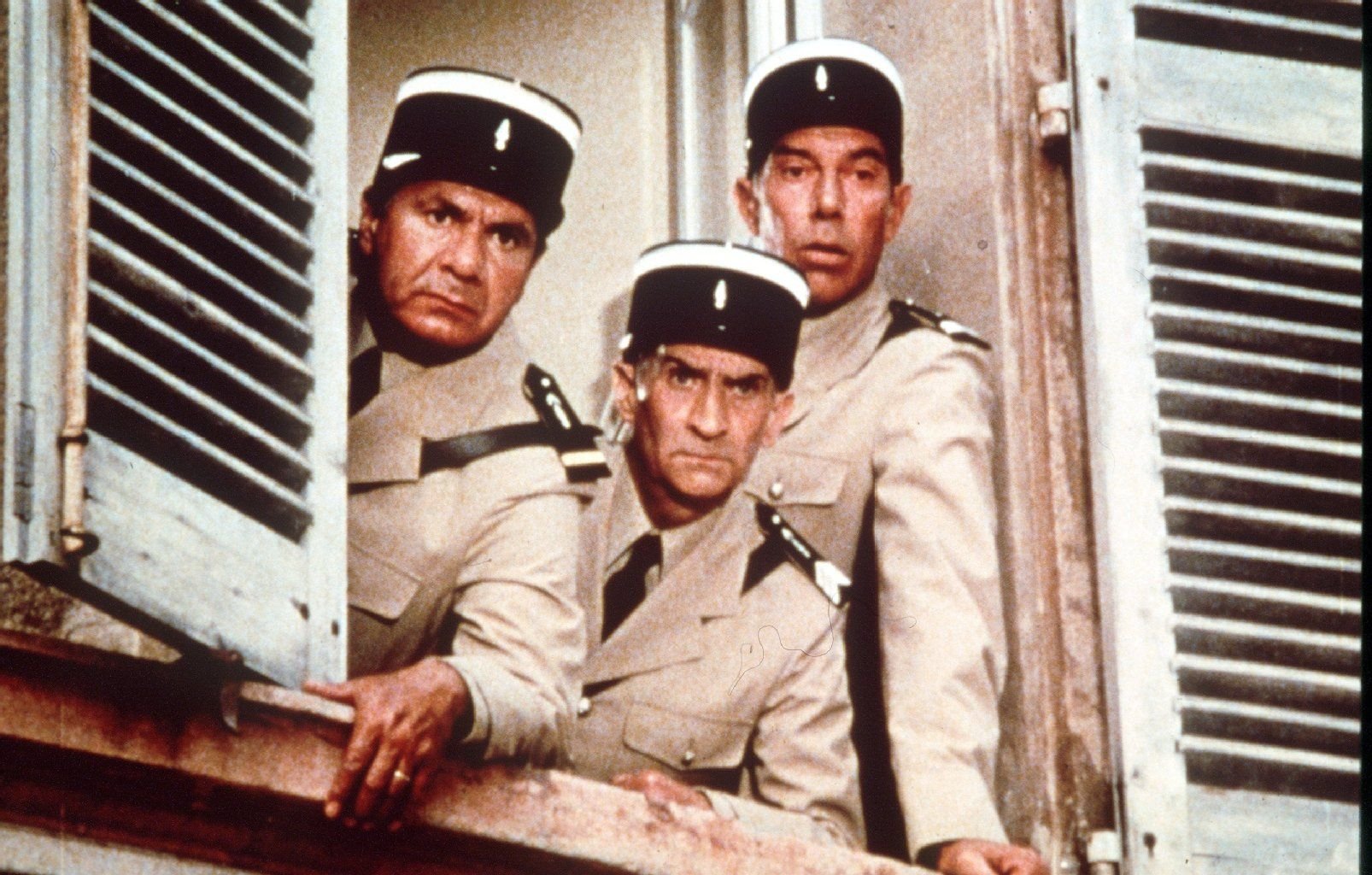 Die drei Gendarmen (Louis de Funes, mitte), Gerber (Michael Galabru, li.) und Beaupied (Maurice Risch) trauen ihren Augen nicht: Außerirdische in Menschengestalt.