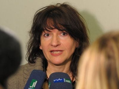 Die Künstlerin Erika Lust wird am Donnerstag im Dresdener Landgericht kurz vor der Verhandlungsbeginn interviewt. (FOTO: DPA)