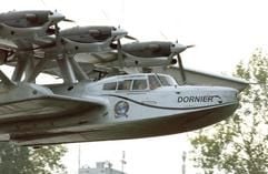 Ein Dornier-Flugboot Do 24 steuert am Donnerstag (19.10.2006) in Frankfurt am Main im Landeanflug auf dem Main zu. (Foto: dpa)