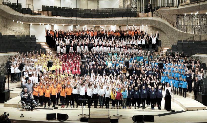Beim großen Konzert „Advent im Elbkinderland“ haben die Schüler des Jessener Gymnasiums (weiße Shirts) in der ersten Reihe gestanden.