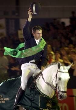 Der Mühlener Otto Becker reitet nach der Siegerehrung im Weltcup der Springreiter am Sonntag (05.05.2002) in Leipzig auf seinem Hengst Cento eine Ehrenrunde. Becker gewann das Finale vor Ludger Beerbaum (Riesenbeck) und Rodrigo Pessoa (Brasilien).