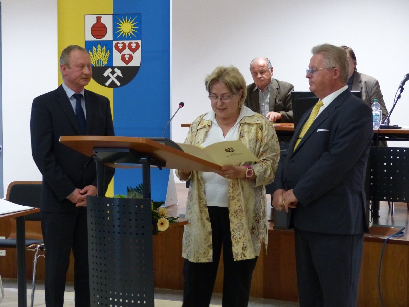 Stadtratsvorsitzender Armin Schenk, Oberbürgermeisterin Petra Wust und Heinz-Jürgen Preiss-Daimler (v. l.).