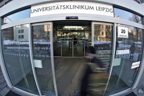 In der Leipziger Universitätsklinik wird ein 25 Jahre alter Mann behandelt, der schwer an dem Schweinegrippe-Virus erkrankt ist. (FOTO: DPA)