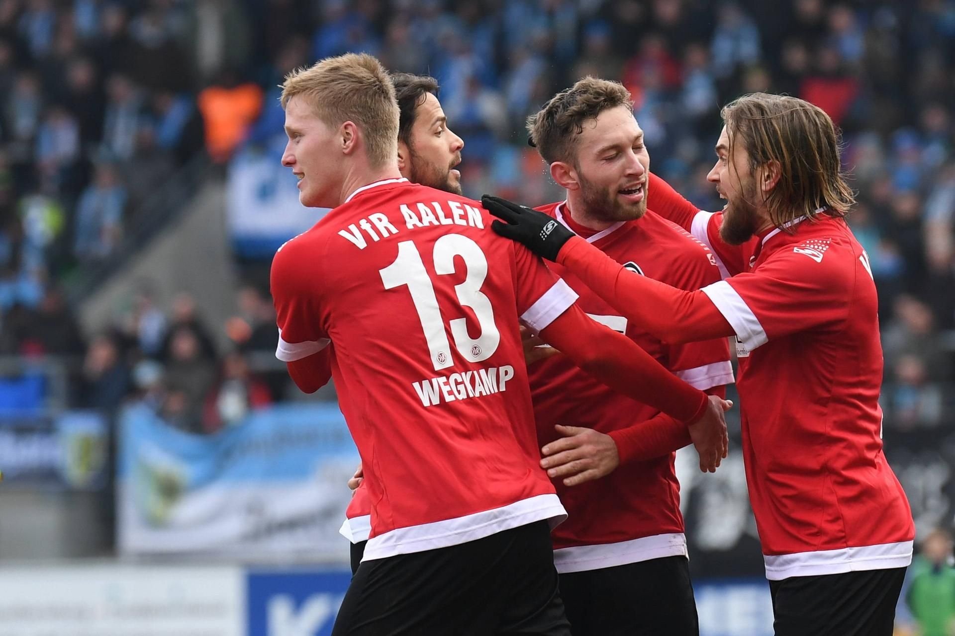 Spieler von Aalen v.li.: Gerrit Wegkamp, Sascha Traut, Rico Preißinger, Mika Ojala jubeln mit dem Schlusspfiff über den Auswärtssieg.