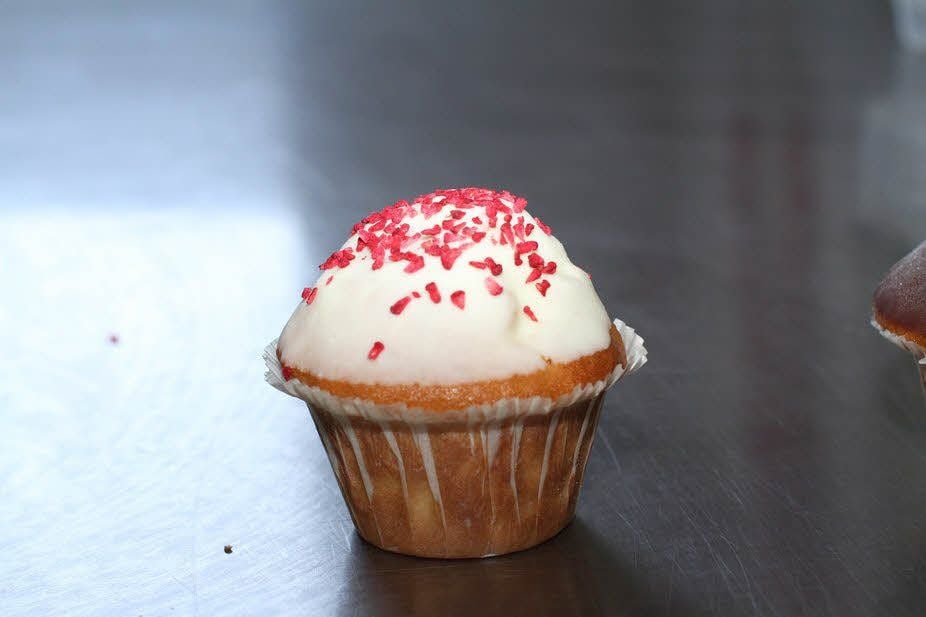 Dieser kleine Kuchen besteht aus hellem Teig und ist mit Himbeerstücken und Joghurt gefüllt.