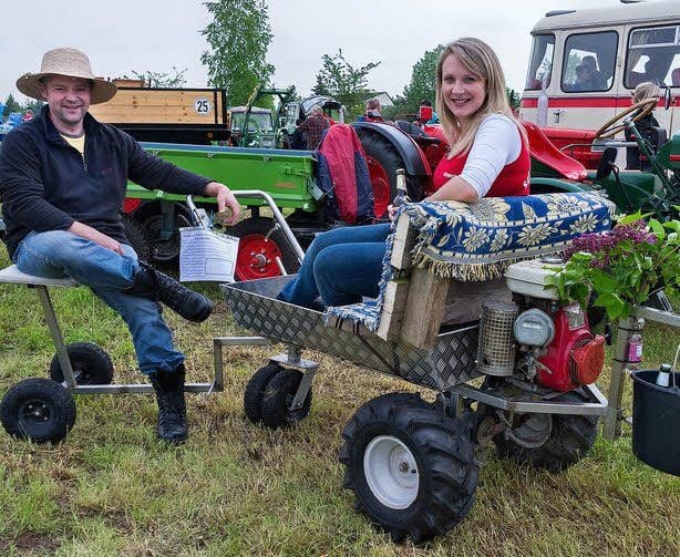 Heidi Mader hat in der Motorschubkarre von Alexander Kubis Platz genommen.