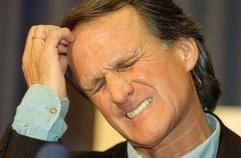 Wolfgang Overath beantwortet in Köln während einer Pressekonferenz Fragen. (Foto: dpa)