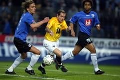 Fußball 2. Bundesliga, 29. Spieltag, DSC Arminia Bielefeld - Alemannia Aachen am Montag (19.04.04) in Bielefeld. Die Bielefelder Benjamin Lense (l) und Patrick Owomoyela und der Aachener Daniel Gomez kämpfen um den Ball. (Foto: dpa)