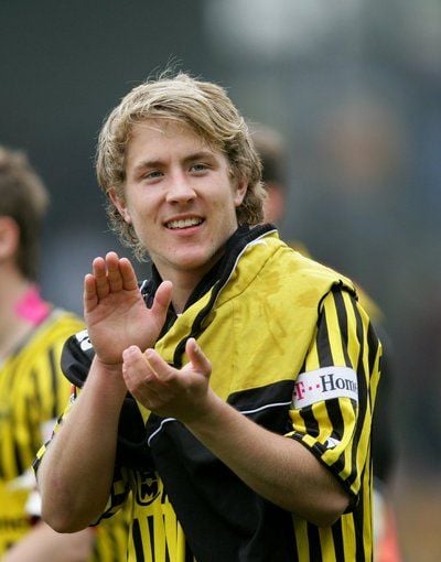 Aachens Spieler Lewis Holtby applaudiert den Fans nach dem Spiel Alemannia Aachen gegen SpVgg Greuther Fürth (Archivfoto vom 05.04.2009). Fußball-Profi Lewis Holtby wechselt vom Zweitligisten Alemannia Aachen zum FC Schalke 04 in die 1. Liga. Das 18 Jahre alte Talent unterschrieb nach Angaben beider Clubs vom Dienstag bei den Gelsenkirchenern einen Vierjahresvertrag bis 30. Juni 2013. (FOTO: DPA)