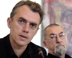 Der Leipziger Maler Prof. Neo Rauch (l.) spricht am Mittwoch (12.10.2005) während einer Pressekonferenz an der Hochschule für Grafik und Buchkunt in Leipzig neben Prof. Arno Rink. (Foto: dpa)