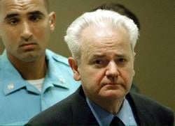 Slobodan Milosevic vor dem UN-Kriegsverbrechertribunal in Den Haag (Foto: dpa)