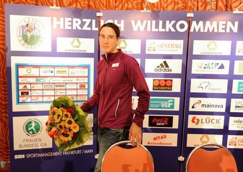 Birgit Prinz verlässt die Pressekonferenz in Frankfurt am Main, auf der Sie ihr Karriereende bekannt gegeben hatte. (FOTO: DPA)