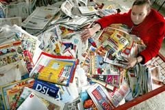 Eine Mitarbeiterin der Firma «Pape Entsorgung GmbH» in Magdeburg hantiert im November 2004 in einer Annahmestelle mit Zeitungen. (Archivfoto: dpa)