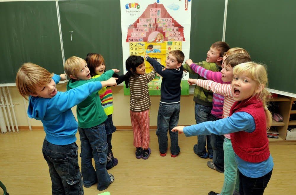 Ein kunterbuntes Buchstabenhaus - mit dem arbeiten die Schüler beider Grundschulen. Im Bild sind Kinder in der städtischen Schule Zeitz-Ost.