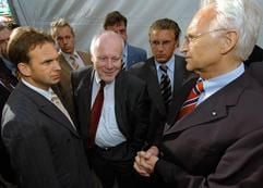 Die Ministerpräsidenten der Freistaaten Thüringen, Sachsen und Bayern, Dieter Althaus (CDU), Georg Milbradt (CDU) und Edmund Stoiber (CSU, v.l.n.r.) sprechen am 27.05.2004 in Jena bei einer Wahlveranstaltung miteinander. (Foto: dpa)