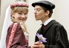 Die neunjährigen Kinder Niklas Müller und Svenja Thiele stellen sich am Dienstag (15.05.2007) in Wittenberg als das junge Kinder-Hochzeitspaar Martin Luther und Katharina von Bora für die diesjährige Feier des 482. Hochzeitstages von Martin Luther und Katharina von Bora in Wittenberg vor. (Foto: dpa)