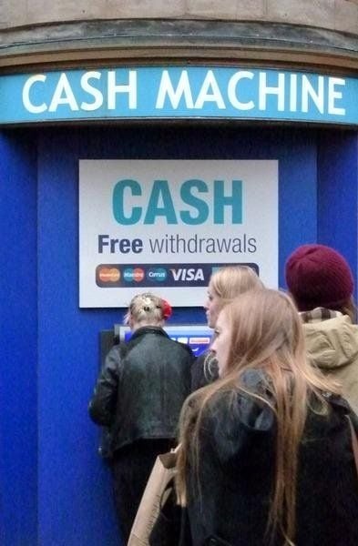 Für das Abheben am Geldautomaten werden aber oft Gebühren fällig. Das Abheben einer größeren Summe statt mehrerer kleiner spart hier in der Regel Geld.