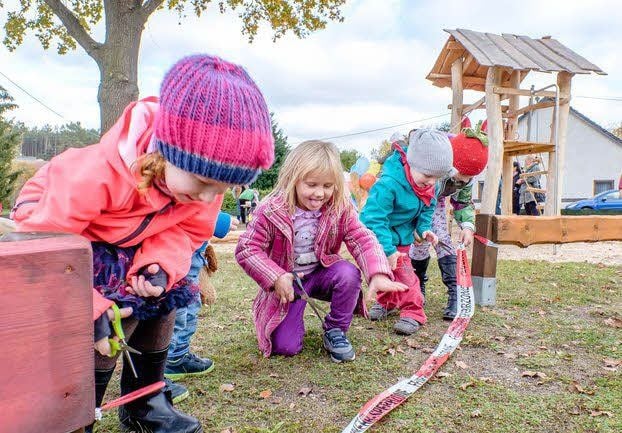 Da legen die Lubaster Kinder gern selbst Hand an: gemeinschaftlich wird das Band durchschnitten.