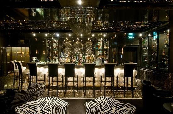 Die Capella Bar des Hotels ist mit illuminierten schwarzem Marmor verkleidet.