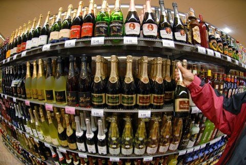 Ein Regal mit Sektflaschen und anderen alkoholischen Getränken in einem Supermarkt. (FOTO: DPA)