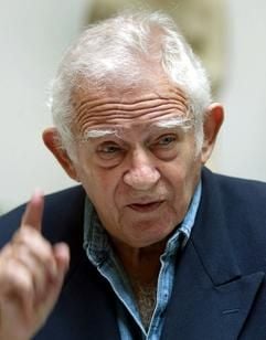 Archivbild vom 28.09.2002 zeigt US-Schriftsteller Norman Mailer in Berlin. Der «große Alte der amerikanischen Literatur», wie die «New York Times» ihn ehrfurchtsvoll nennt, feiert am 31. Januar seinen 80. Geburtstag. (Foto: dpa)