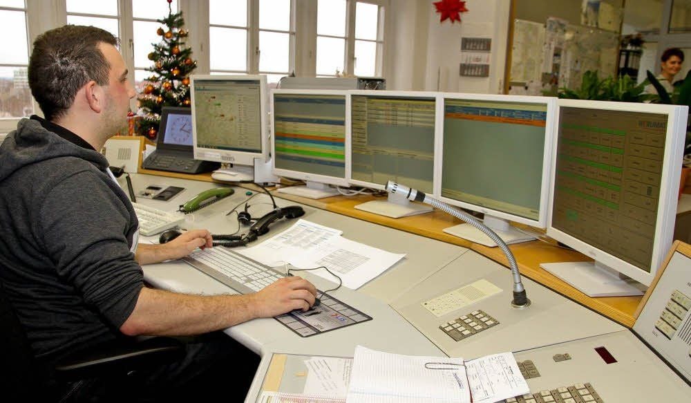 Marcus Schmoranzer arbeitet in der Leitstelle des Saalekreises. Von hier aus werden Rettungsdienste und Feuerwehren koordiniert.