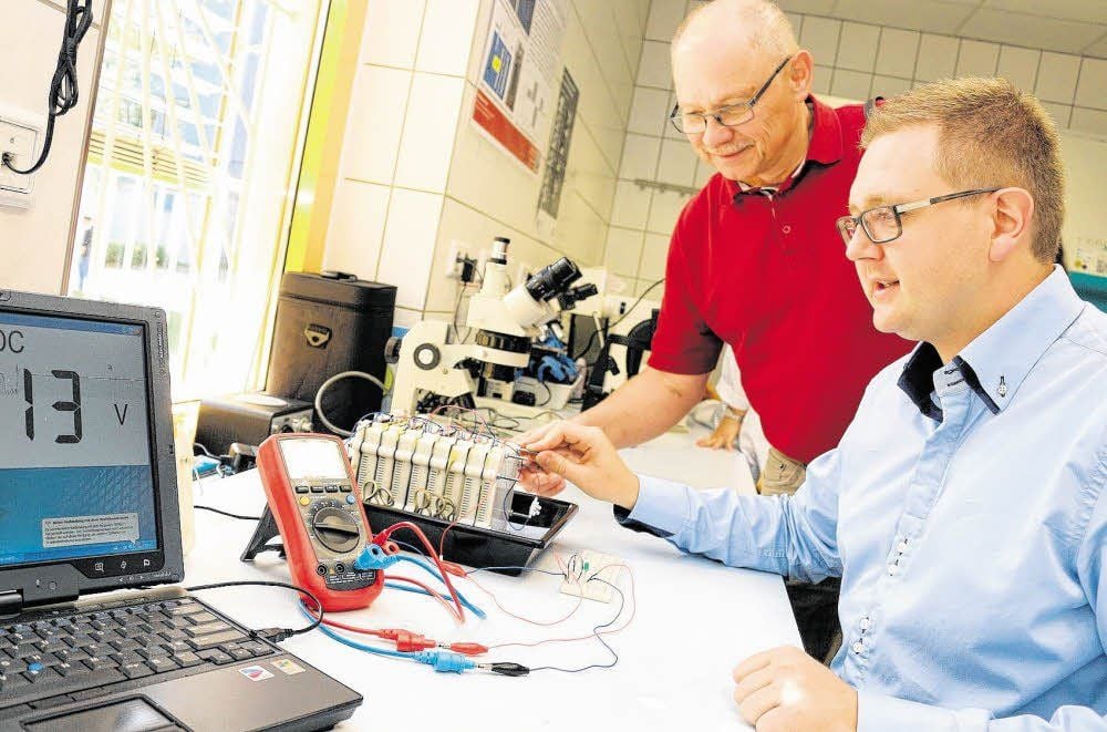 Sören Thiering (r.) und Prof. Reinhard Pätz freuen sich über die ersten Ergebnisse der Versuchsreihe, die am Laptop abzulesen sind.