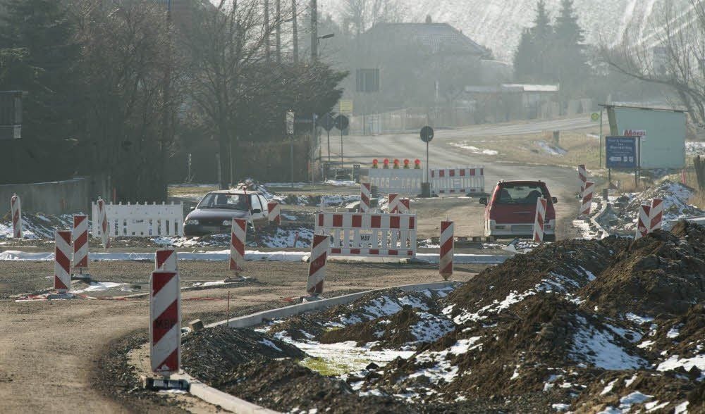 Die Großbaustelle in Warnstedt wird während der Winterpause der Bauleute eifrig als Durchfahrt genutzt. Dutzende Autos passieren stündlich die Baustelle.