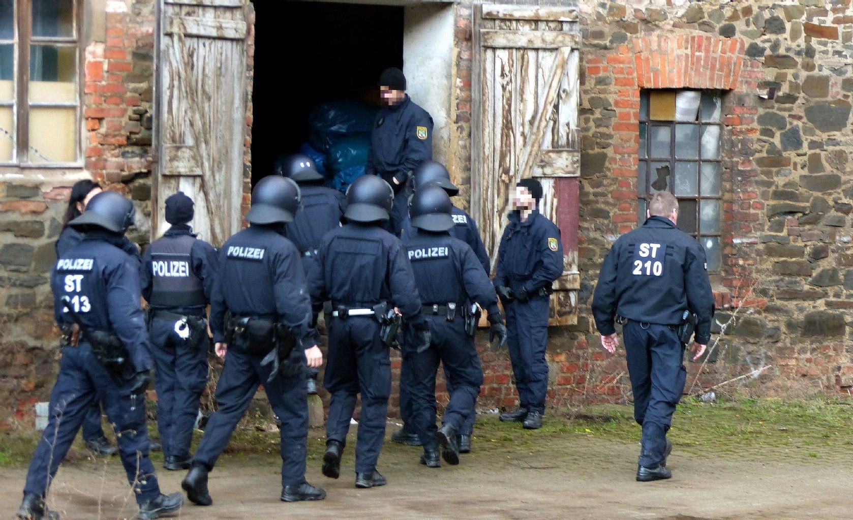 Polizisten gehen am 8. Januar während einer Drogenrazzia in ein ehemaliges Möbellager in Haldensleben.