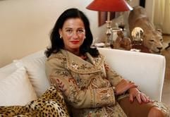 Die Unternehmerin Cornelia von Wülfing blickt in ihrer Hamburger Wohnung in die Kamera des Fotografen. Cornelia von Wülfing importiert Kunst und Heilmittel aus Afrika. In Alanyo, eine der ärmsten Provinzen von Ghana, treibt die Geschäftsfrau Entwicklungshilfe-Projekte voran. Zum Dank haben die Bewohner sie vor einigen Jahren zu ihrer Königin gekrönt und ihr den Namen Ngoyifianyonu Akosua I. gegeben. (Foto: dpa)