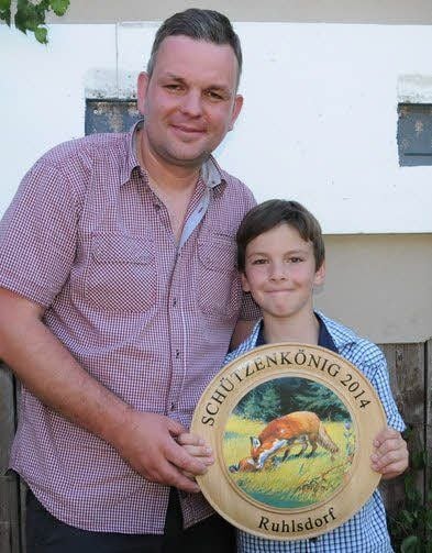 Hannes Pflug (r.) ist neuer Schützenkönig von Ruhlsdorf. Sein Vater Matthias belegte Platz zwei.