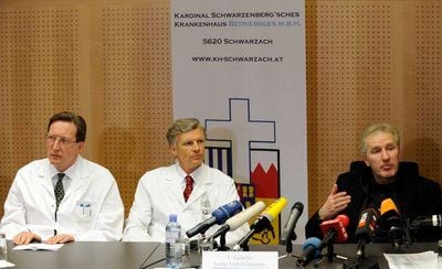 Der ärztliche Direktor Reinhard Lenzhofer (v.l.), der Leiter der Unfallchirurg Franklin Genelin und Thüringeb Minister für Bau, Landesentwicklung und Medien, Gerold Wucherpfennig (CDU), aufgenommen am Freitag im Krankenhaus Schwarzach (Österreich) bei einer Pressekonferenz zum Skiunfall von Thüringens Ministerpräsidenten Dieter Althaus (CDU). (FOTO: DDP)
