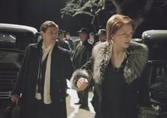 Nach der Zerstörung von Dogville landet Grace (Bryce Dallas Howard) mit ihrem Vater (Willem Dafoe) auf der Baumwollplantage Manderlay. Als sie sieht, wie die schwarzen Arbeiter ausgepeitscht werden, steht für Grace fest, dass sie demokratische Bedingungen für alle schaffen will. Wie in Dogville lässt Lars von Trier seine Figuren in Szenerien agieren, die einer Theaterbühne gleichen. (Foto: dpa)