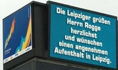 Auf einer großen elektronischen Werbetafel wird am Montag (19.04.2004) am Leipziger Innenstadtring der IOC-Präsident Jacques Rogge begrüßt. Auch wenn es sich lediglich um einen «privaten Arbeitsbesuch» des IOC-Präsidenten handelt, sehen dies die Macher der deutschen Olympia-Bewerbung für 2012 als Zusatzchance im Hinblick auf den 18. Mai. An diesem Tag entscheidet die Exekutive des IOC in Lausanne, welche der neun Bewerberstädte als offizielle Kandidaten ins Rennen gehen dürfen. (Foto: dpa)