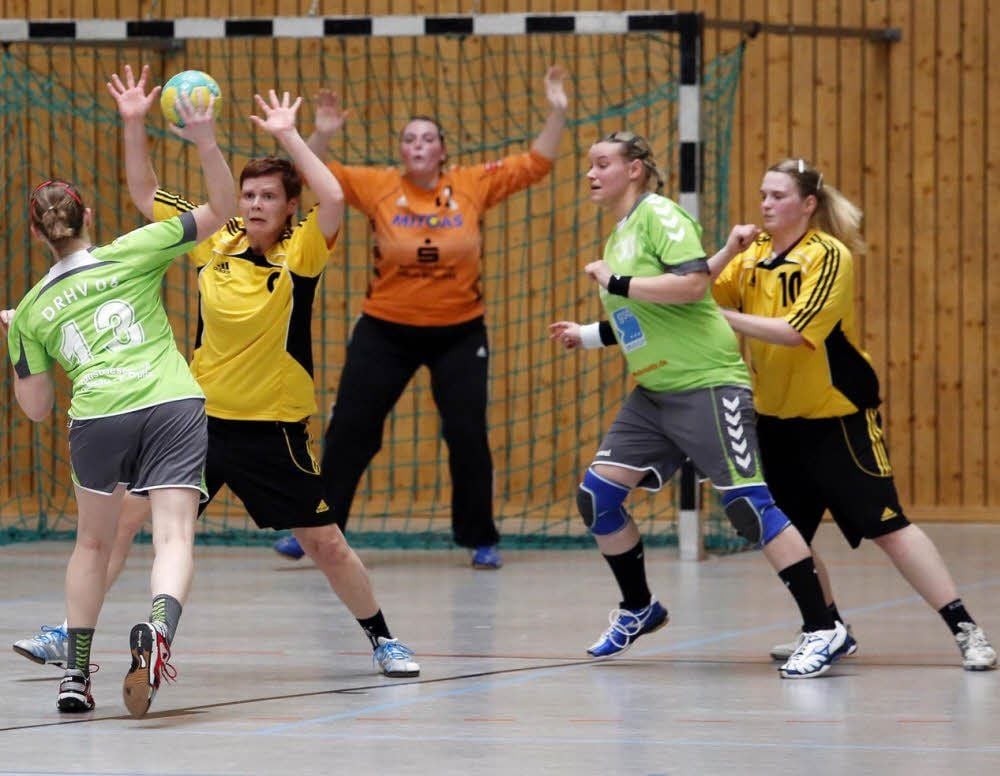 Nach der Niederlage gegen Dessau verloren die Wolfener Frauen (Gelb) erneut.