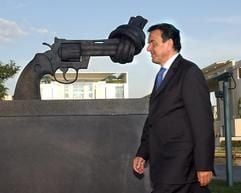 Vor dem Kunstwerk «Non Violence» des schwedischen Künstlers Carl Fredrik Reuterswärd geht am Sonntag (21.08.2005) Bundeskanzler Gerhard Schröder entlang, im Hintergrund das Bundeskanzleramt in Berlin. (Foto: dpa)