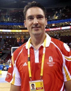 Der Stadionsprecher David Bialski aus Kanada steht am Samstag (09.08.2008) auf einem Basketball-Spielfeld im Hallenstadion Wukesong während der olympischen Spiel 2008 in Peking, China. Foto: Imke Hendrich dpa